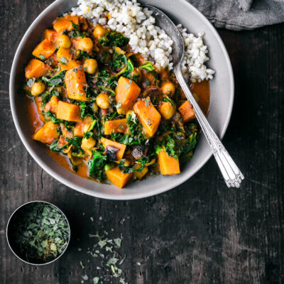Vegan Chickpea, Sweet Potato, and Kale Curry | occasionallyeggs.com #healthy #veganrecipes