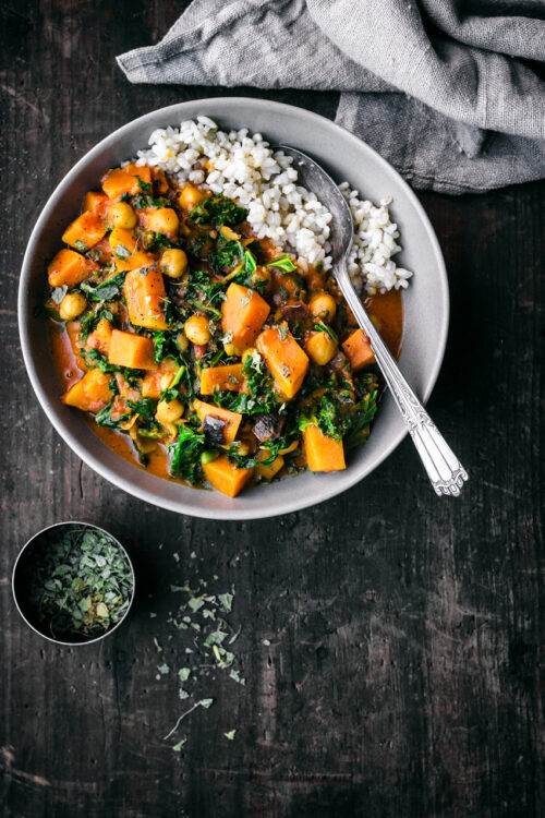 Vegan Chickpea, Sweet Potato, and Kale Curry | occasionallyeggs.com #healthy #veganrecipes