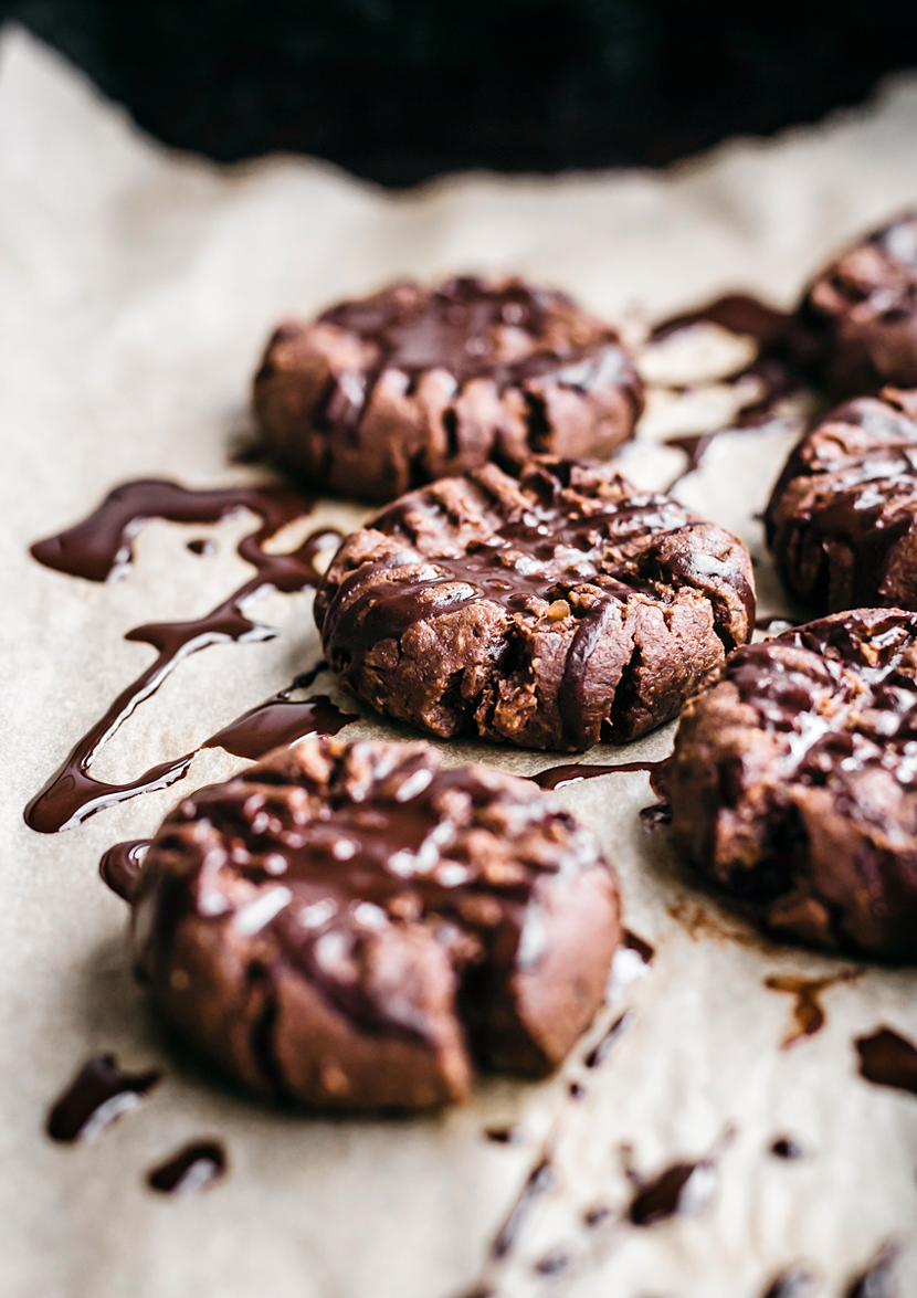 Flourless Chocolate Peanut Butter Brownie Cookies | occasionallyeggs.com