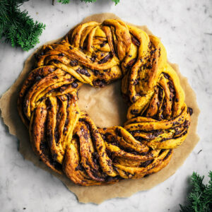 Braided saffron bread in a wreath shape, filled with chocolate and dates.