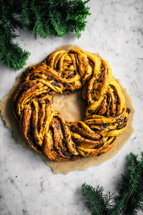Braided saffron bread in a wreath shape, filled with chocolate and dates.