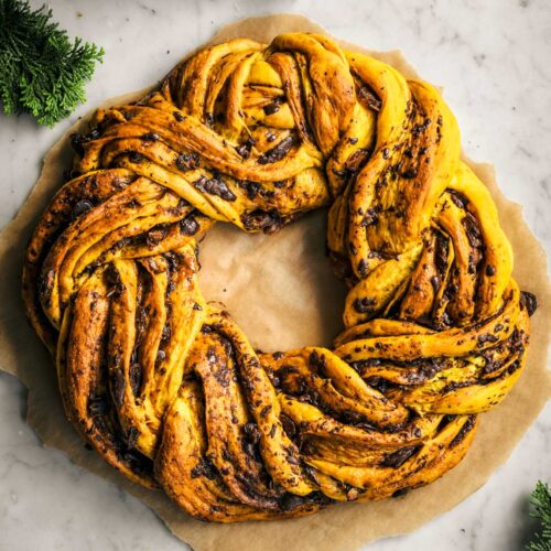 A wreath-shaped twisted bread loaf with chocolate.