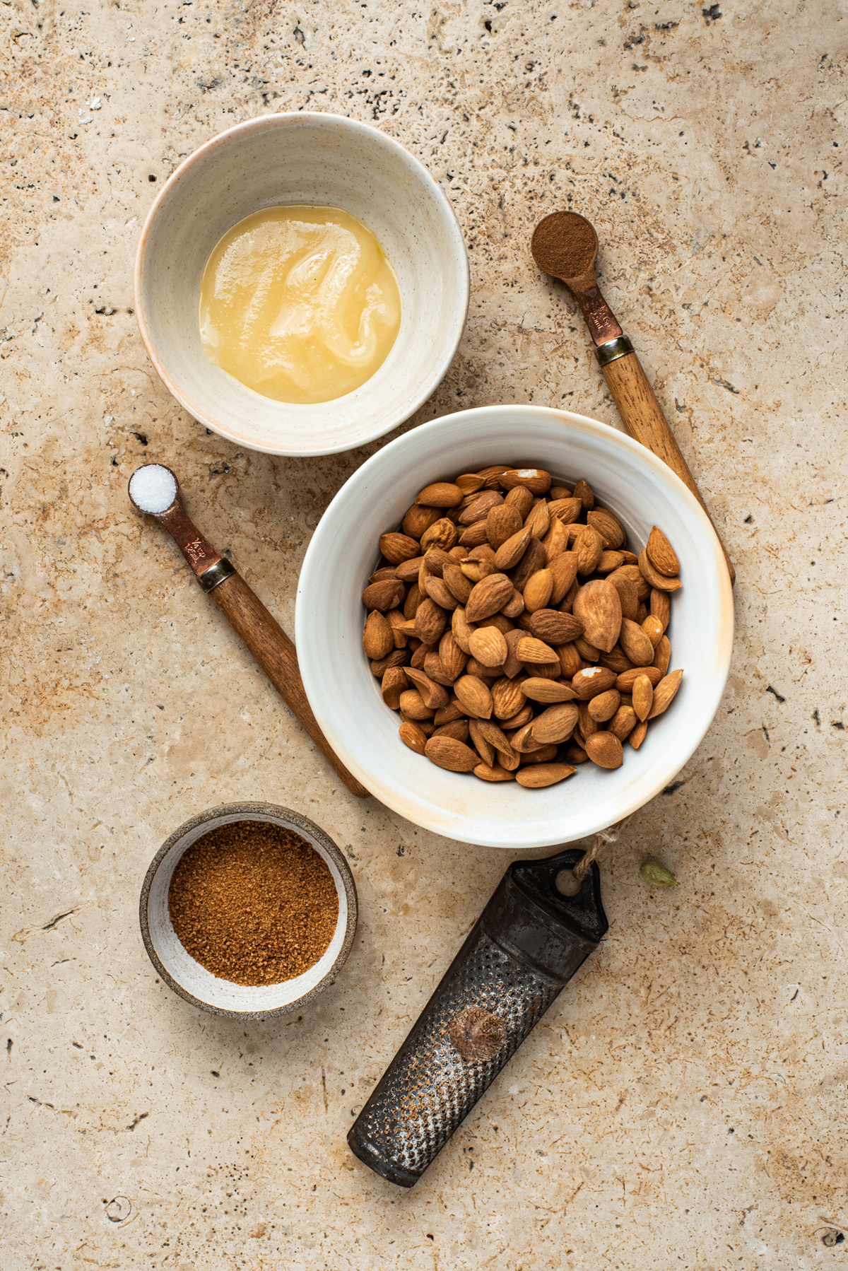 Honey roasted almonds ingredients.